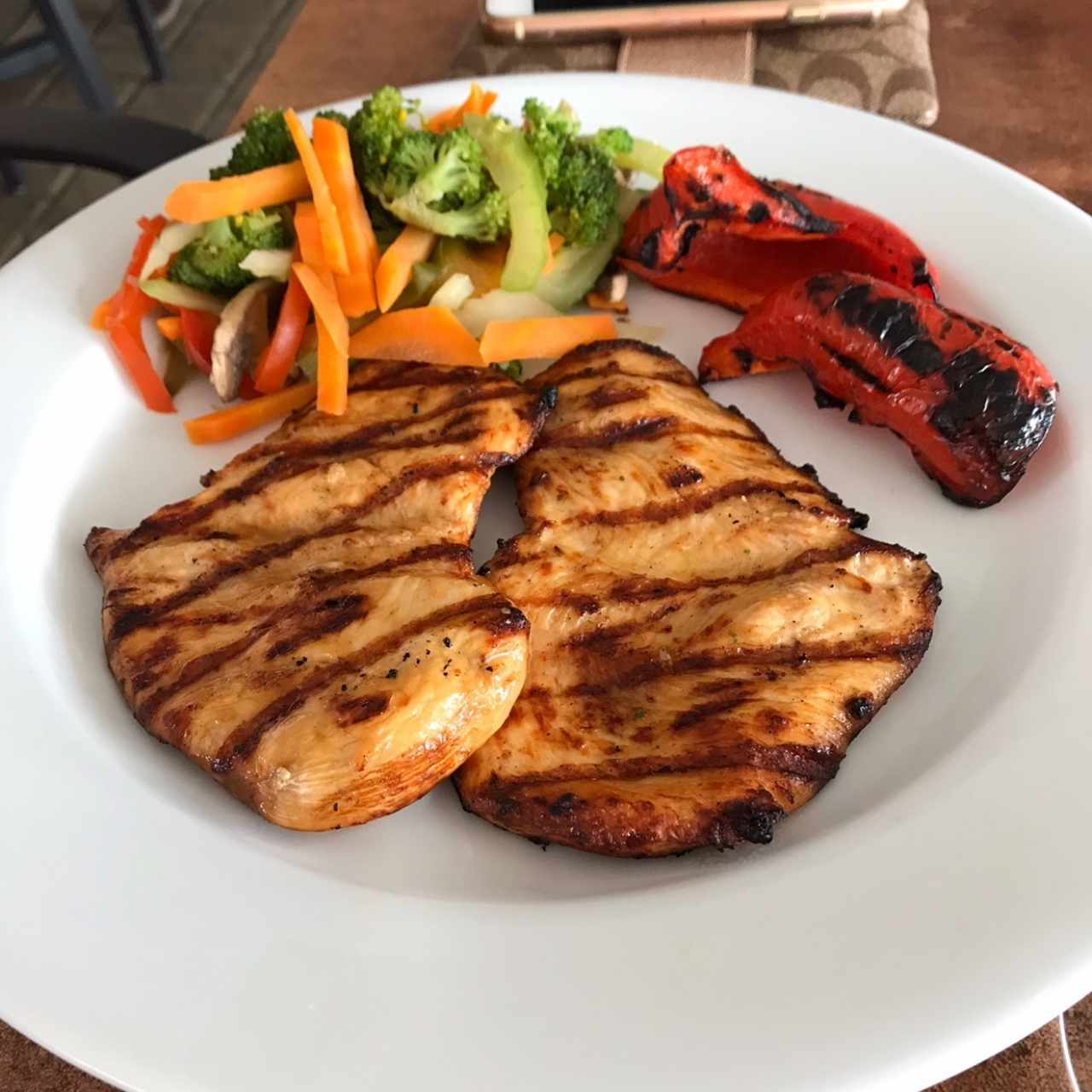 pechuga de pollo asada con vegetales