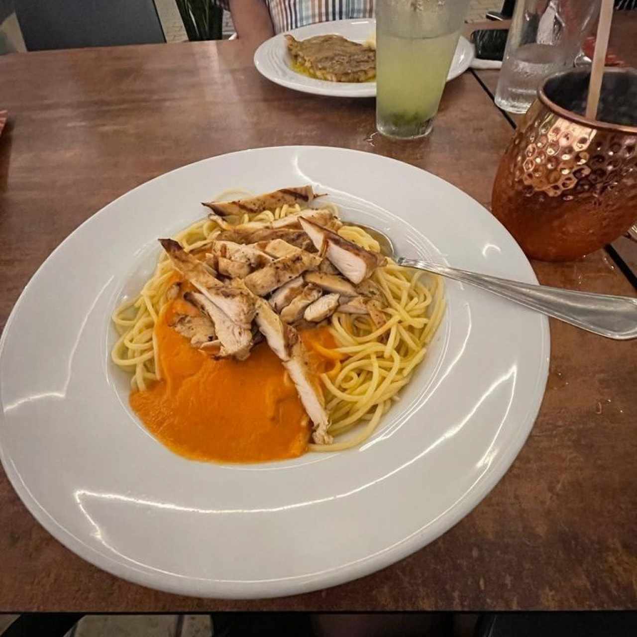 Spaguetti a la Vodka con Pollo