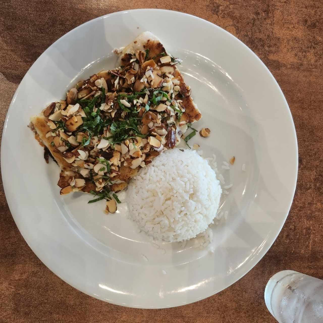 corvina con almendras y albahaca