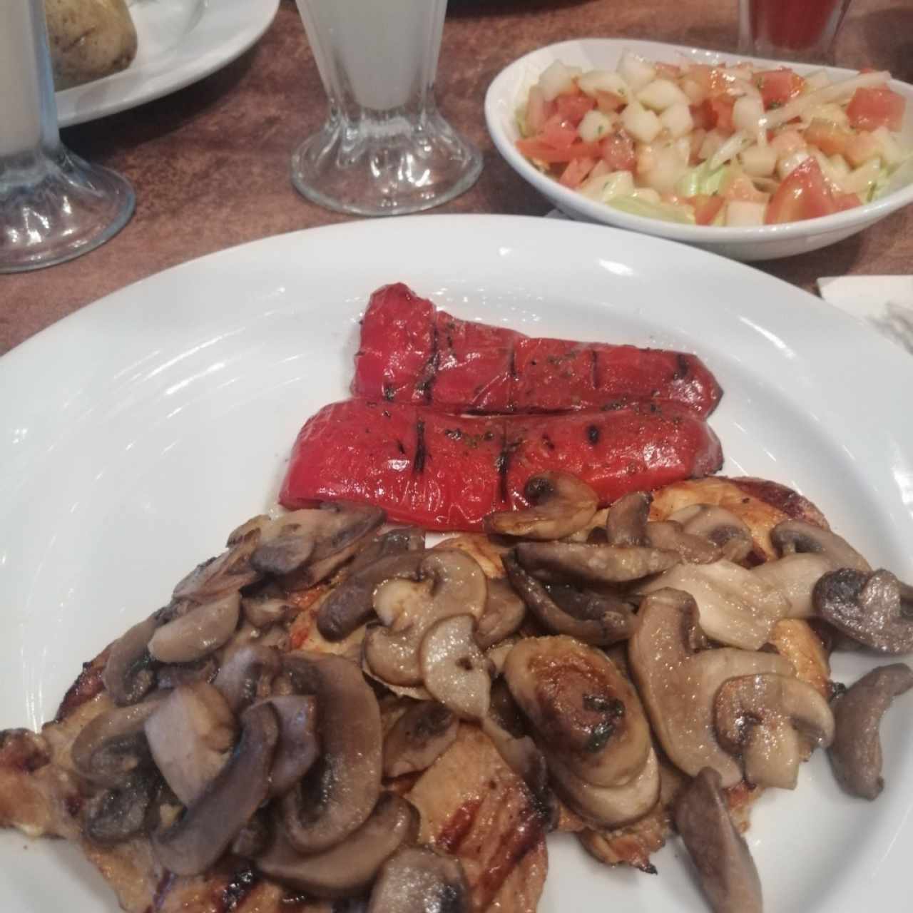 Pollo al grill con pimientos y champiñones