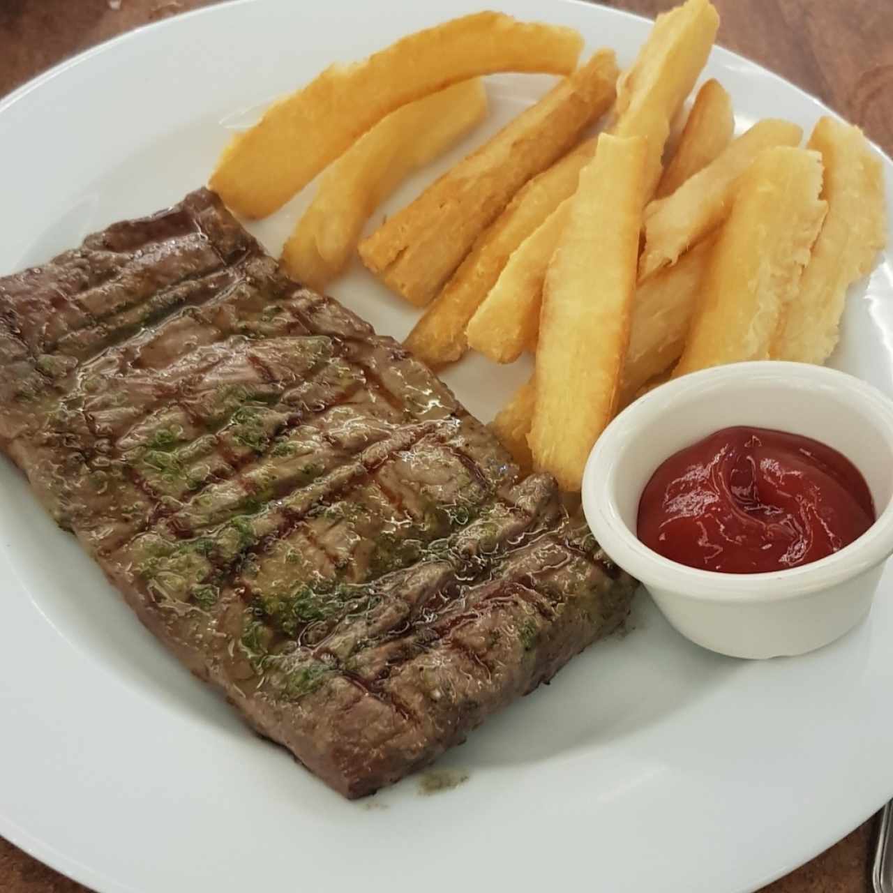 Beef con yuca frita