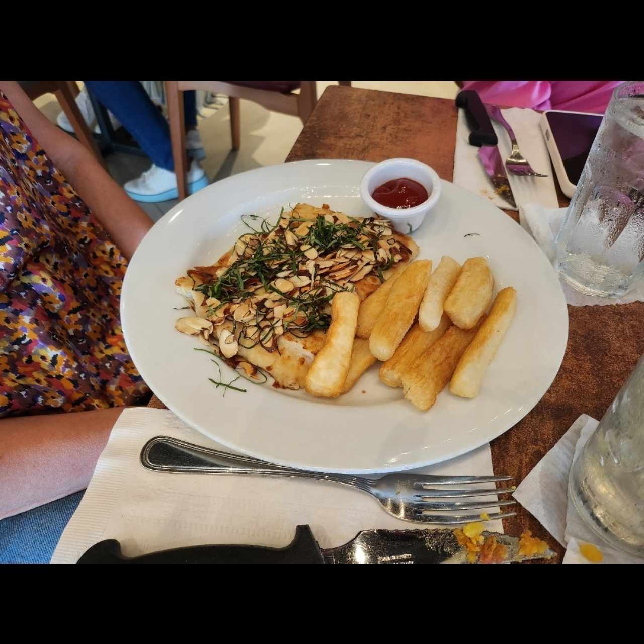 CORVINA CON ALMENDRAS Y YUCA FRITA