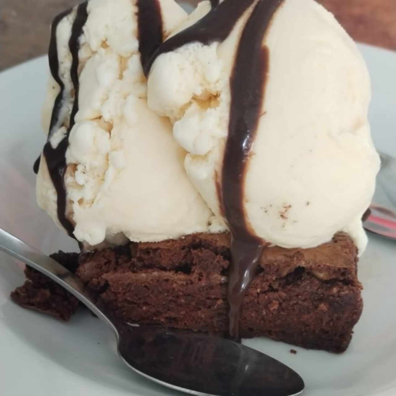 POSTRES - BROWNIE CON HELADO