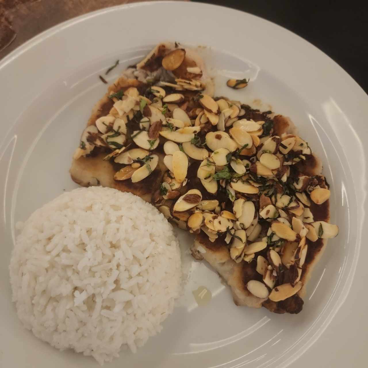 Corvina con almendras tostadas