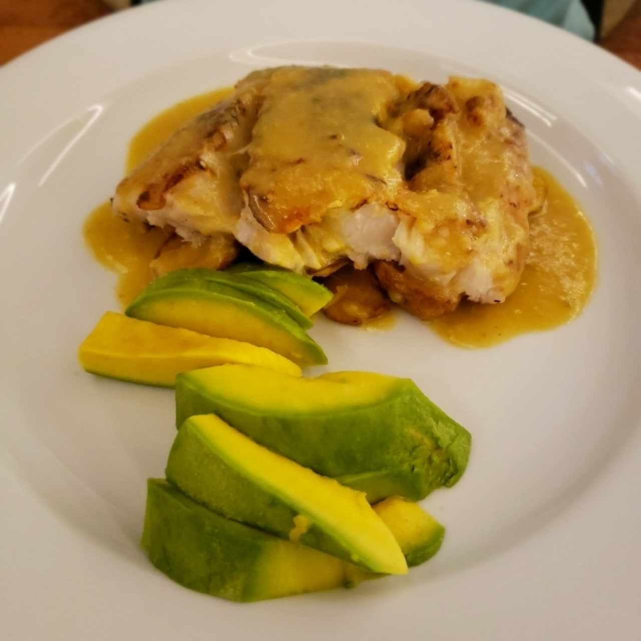 Corvina Patrón, acompañada de papines y aguacate