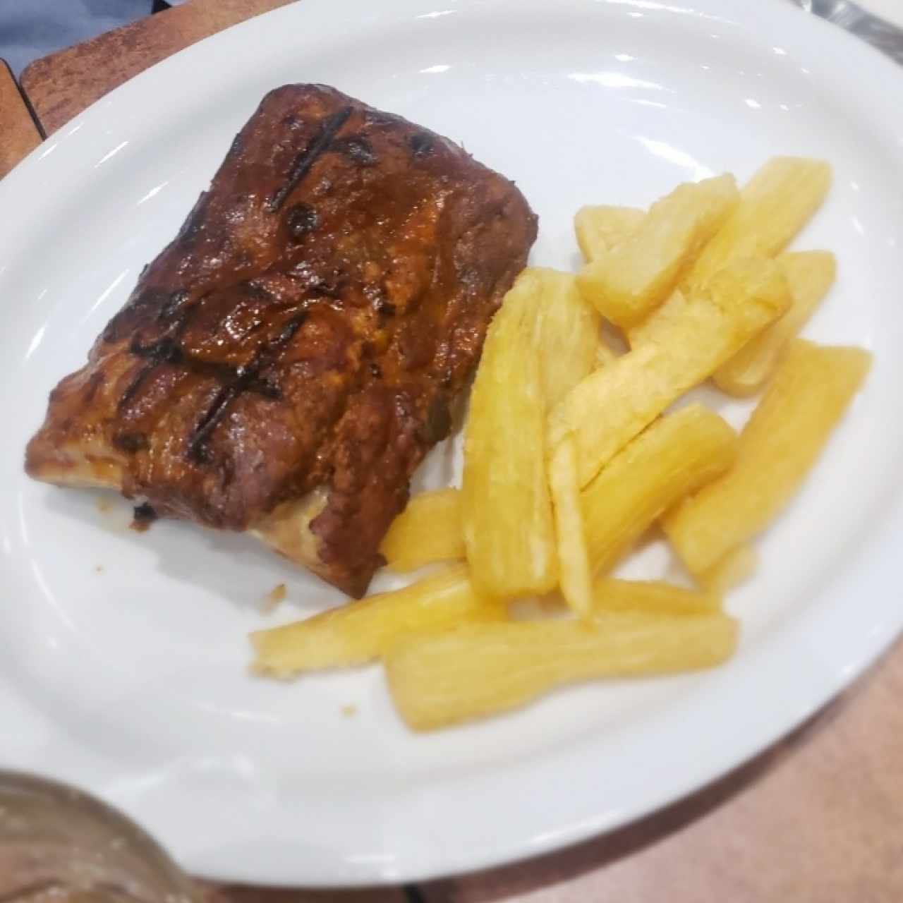 Ribs con yuca frita