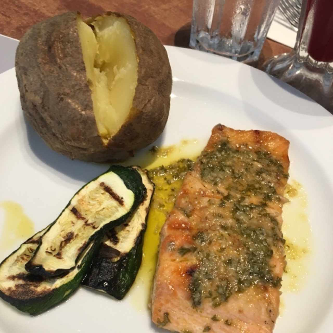 Salmón con papa asada