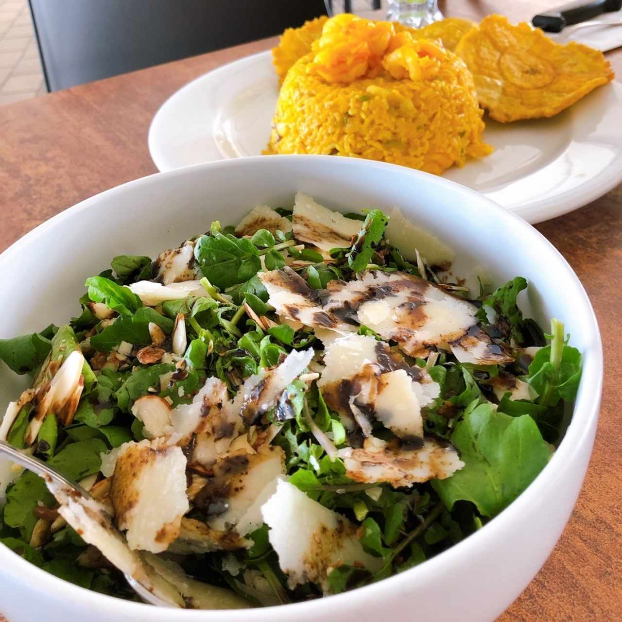 Ensalada de berros con almendras y queso parmesano