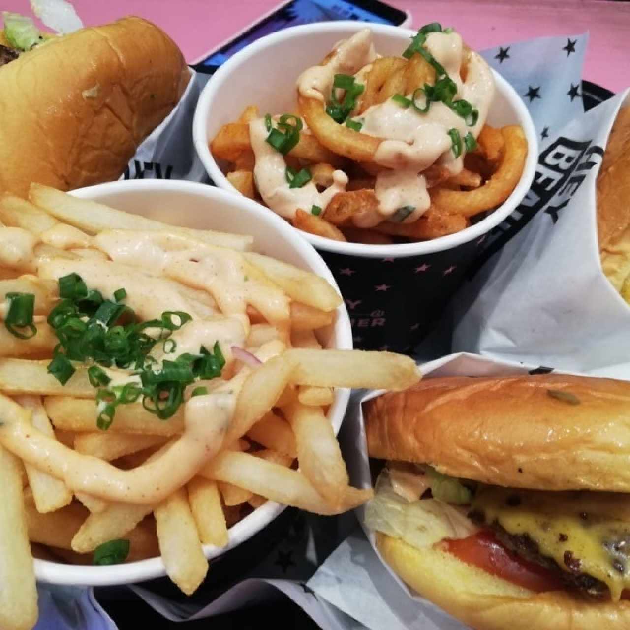 Hamburguesa y curly fries 