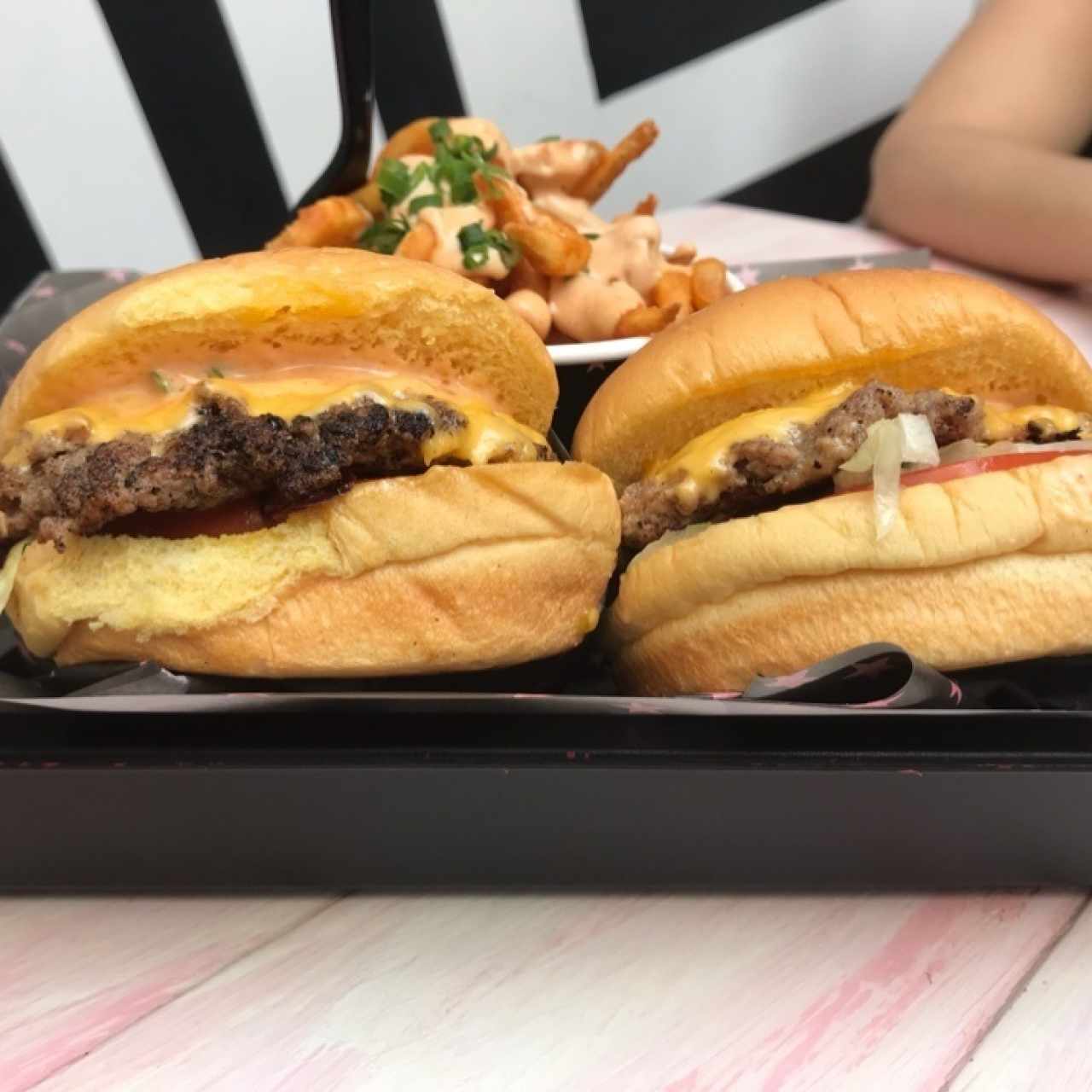 Hamburguesa sencilla y papas curley