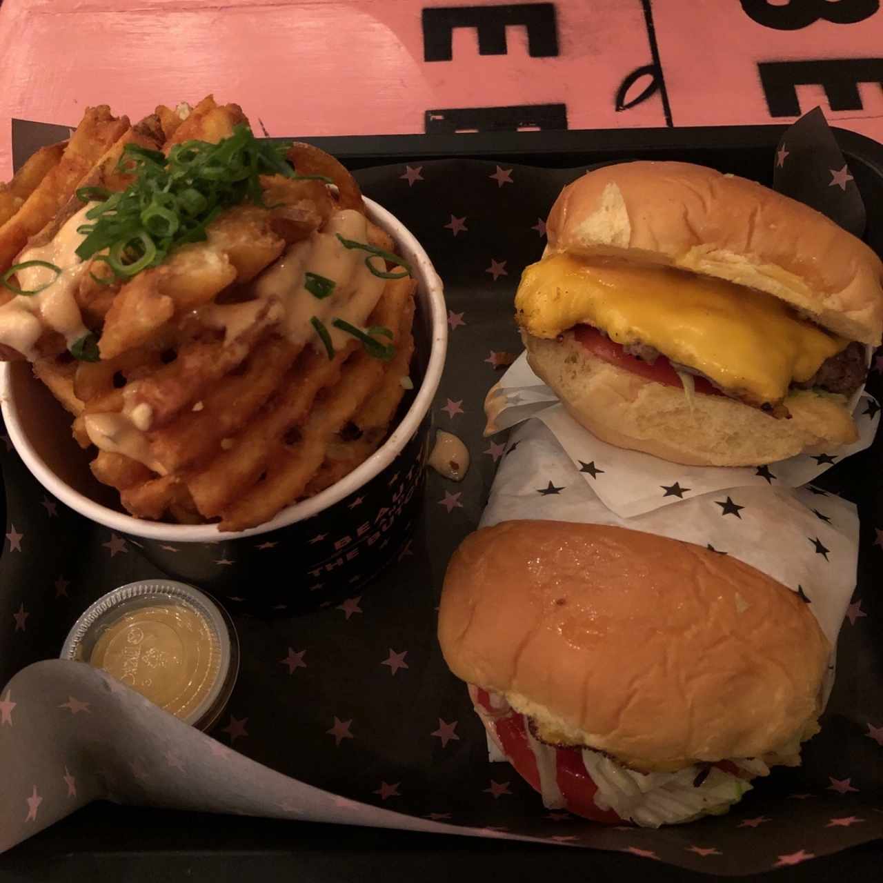 Hamburguesa sencilla y curly fries.