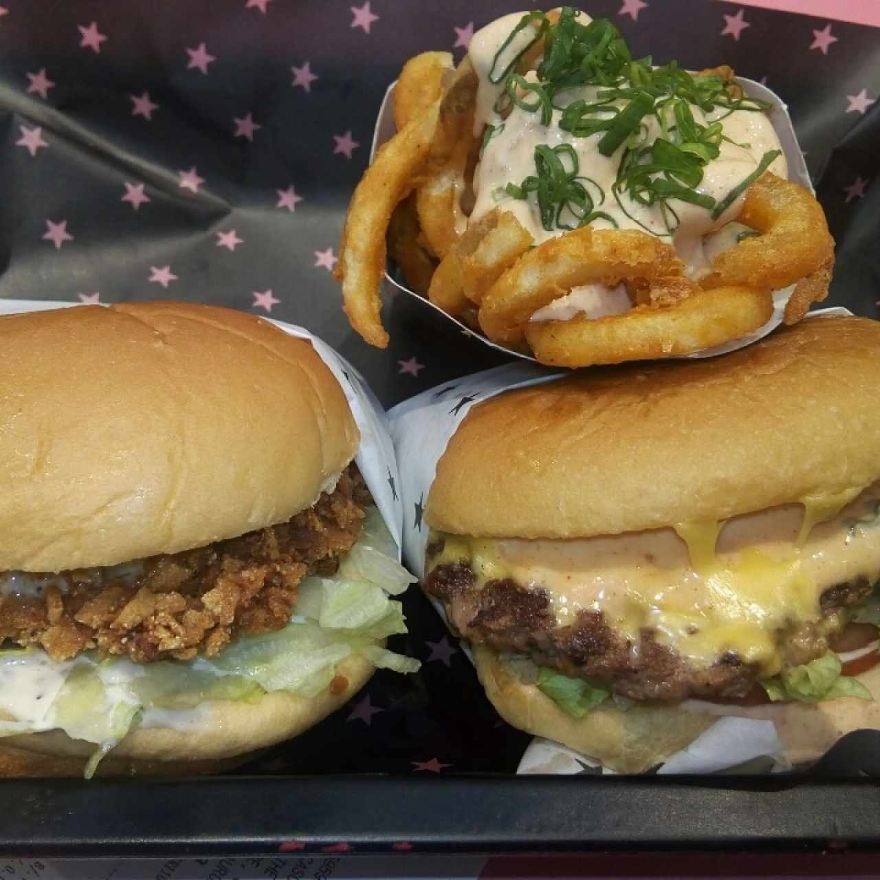 Hamburguesa sencilla, papas curly pequeñas, hamburguesa de pollo apanado