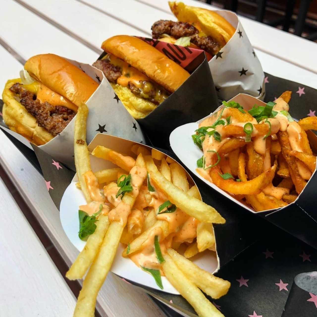 SINGLE BURGUER CON CURLY Y SKINNY FRIES