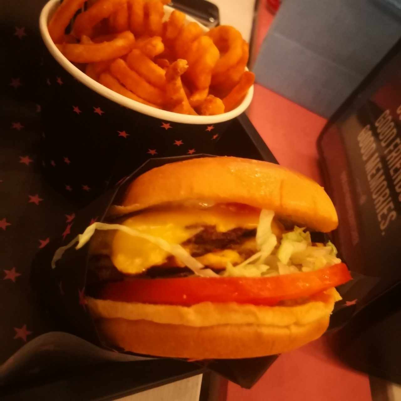 Burger sencilla y papas curly