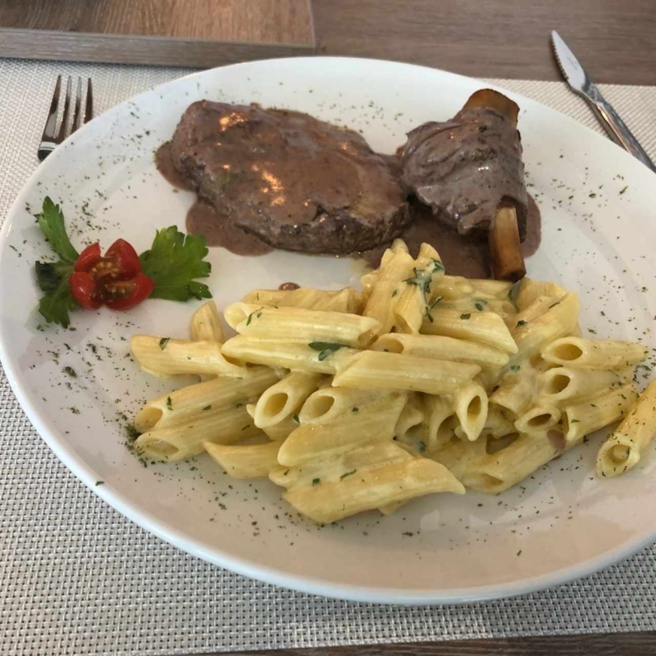 Cordero con pasta