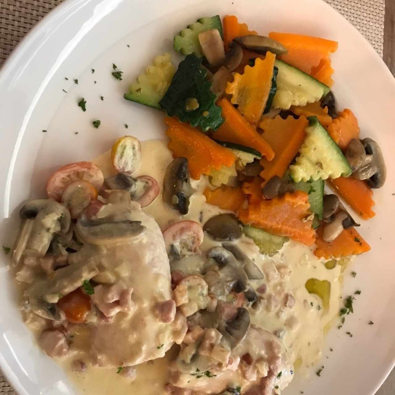 Pollo Cordon Bleu con vegetales salteados