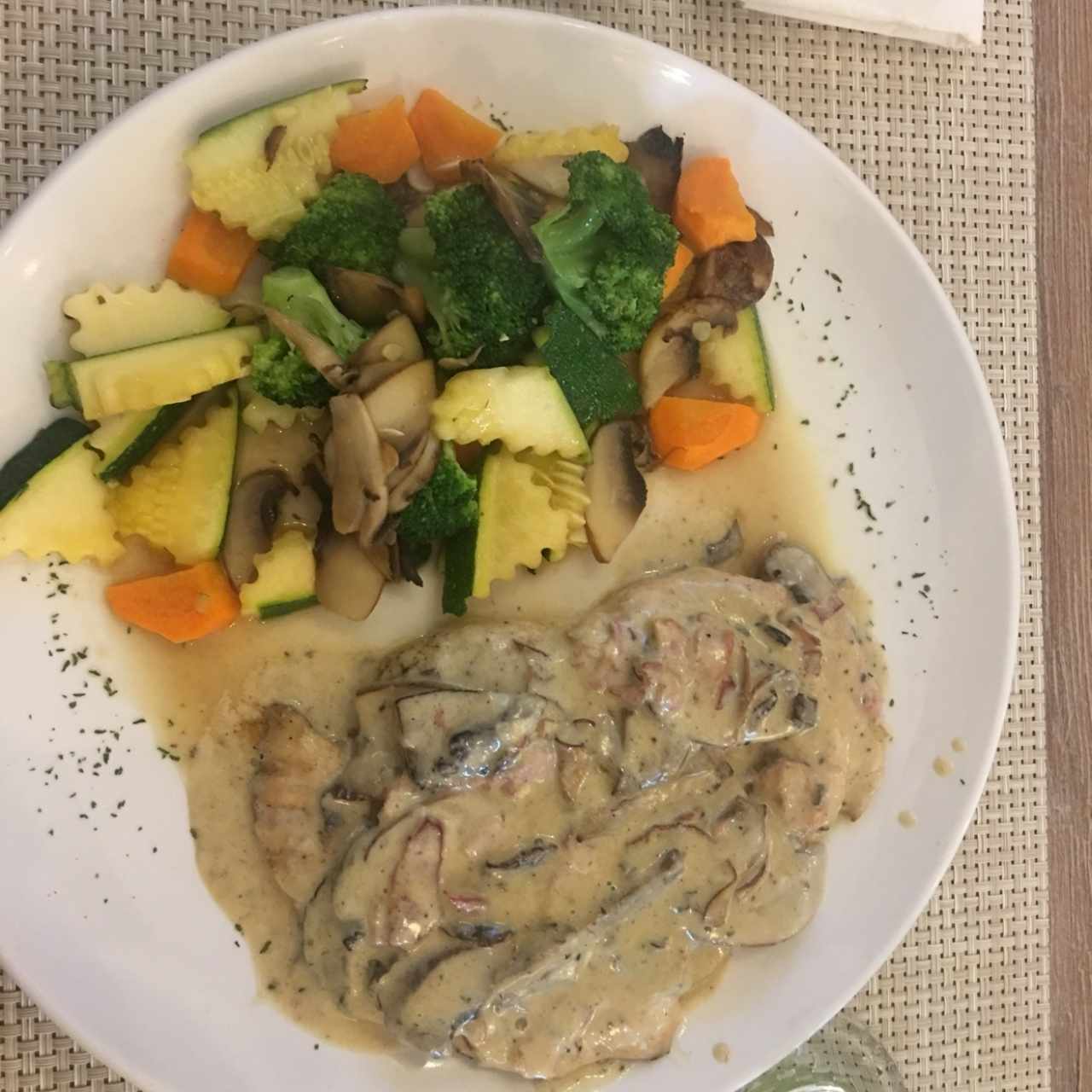 pollo con hongos y vegetales salteados