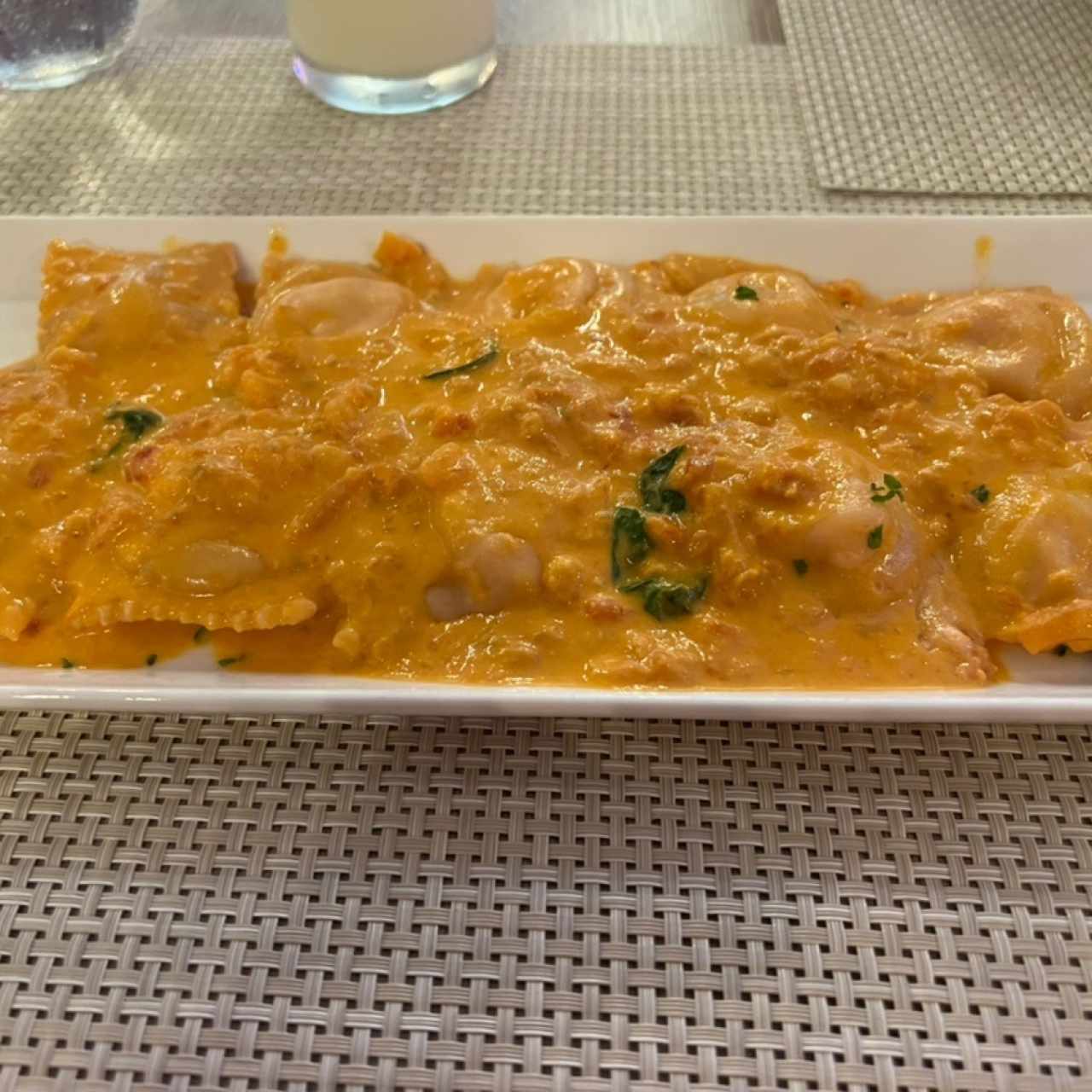 Ravioli de Salmon Ahumado en Salsa Rosada