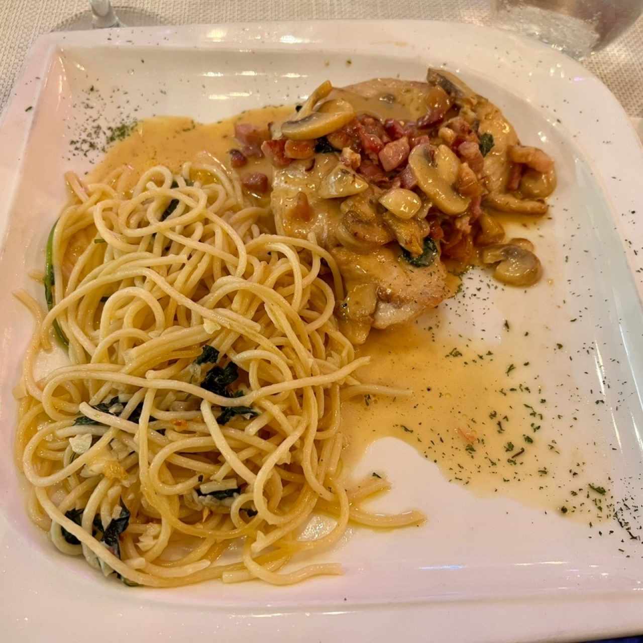 Pollo a la boscaiola con spaguetti al olio 