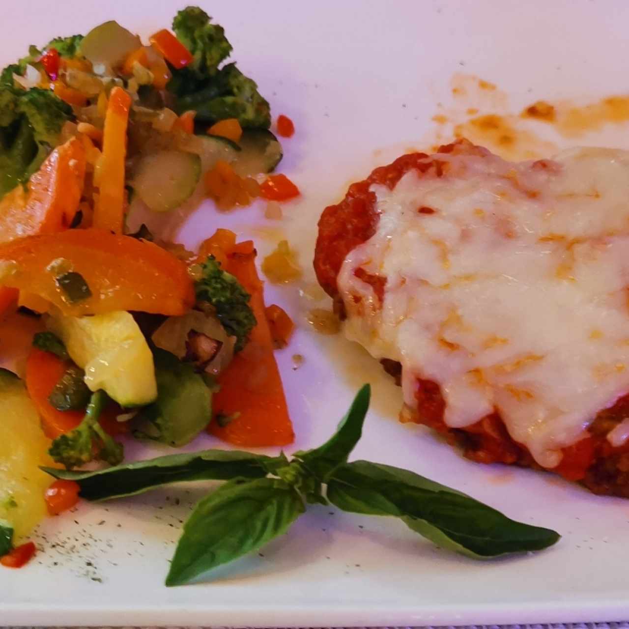 Pechuga Parmesana con vegetales salteados