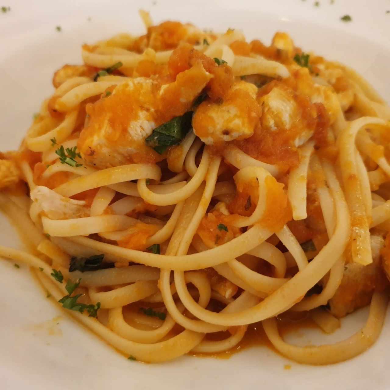 linguini con pollo en salsa roja