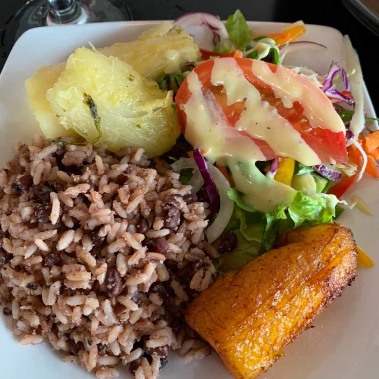 acompañamientos, arroz con coco, yuca, ensalada y platano