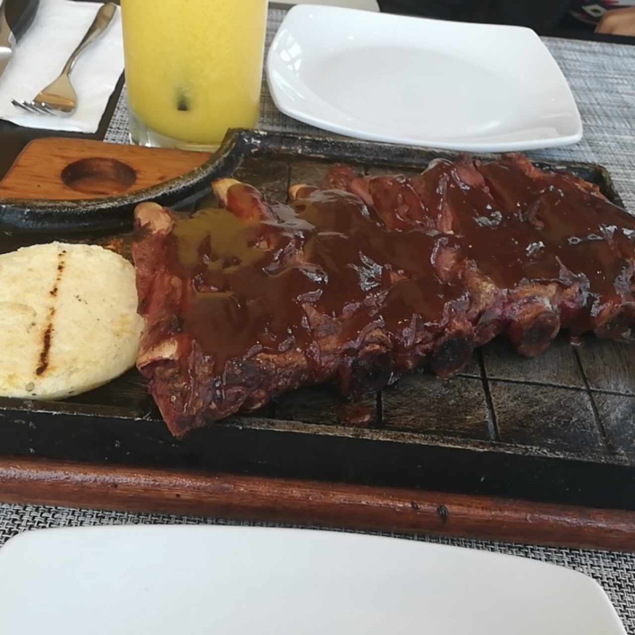 Costilla de cerdo ahumada (Incluye 5 acompañamientos y 1 bebida)