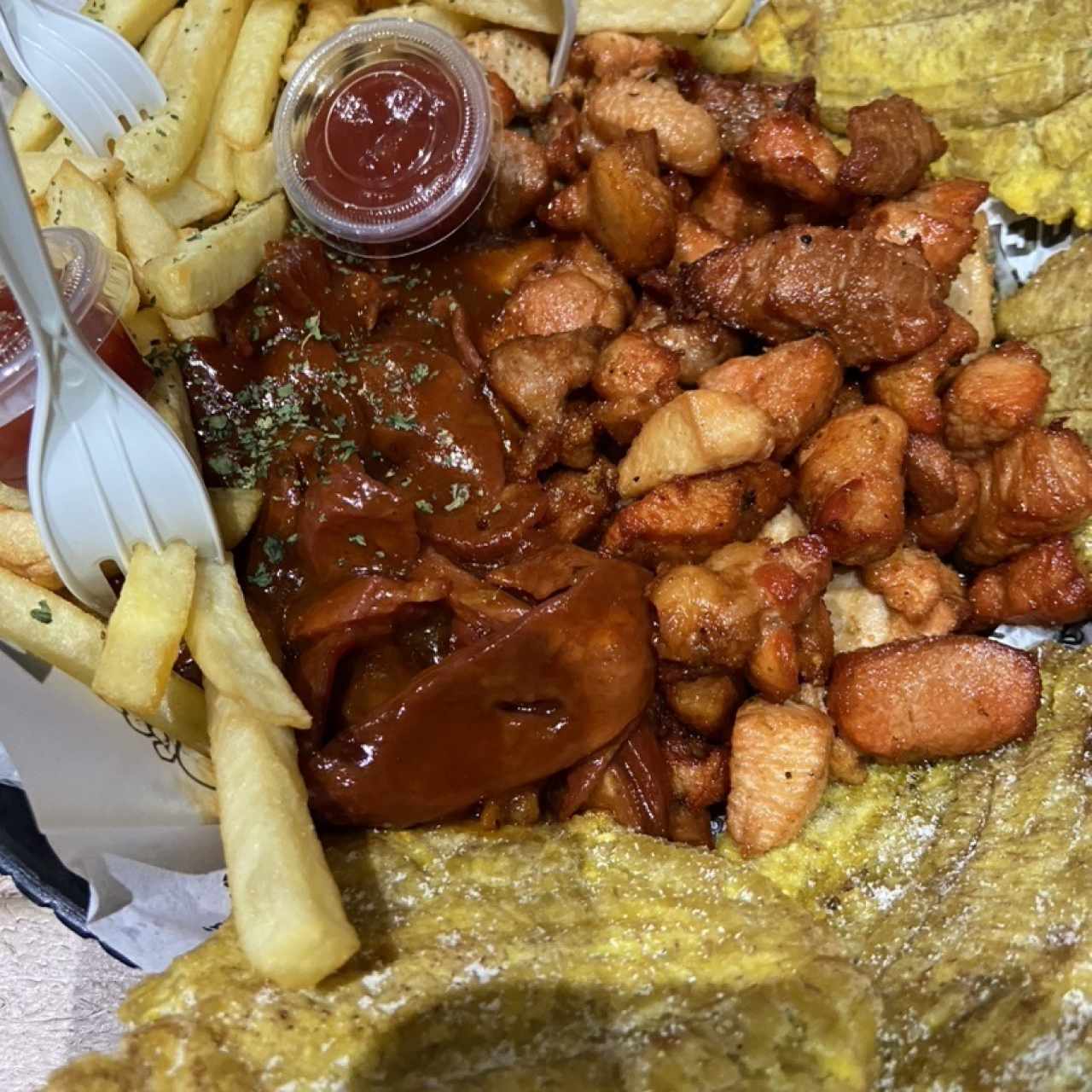 Picada mixta de pollo, puerco y chorizo