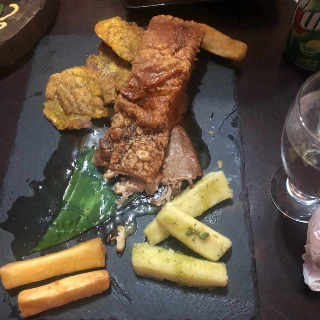 pork belly con yuca y patacones