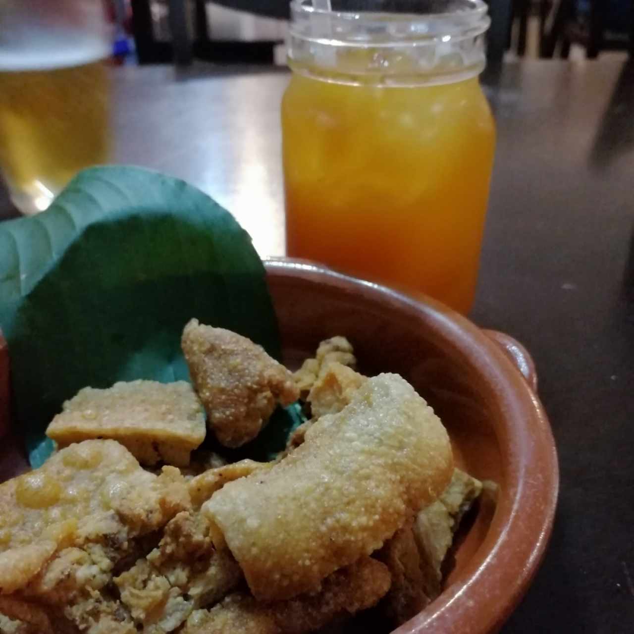 Chicharrón y limonada con raspadura