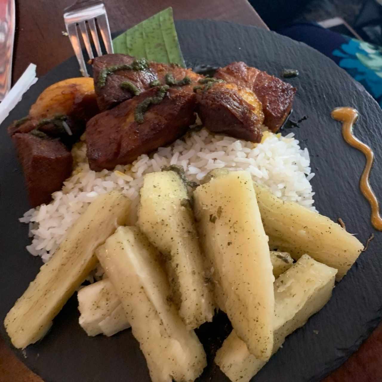 Puerco Frito con Yuca al mojo