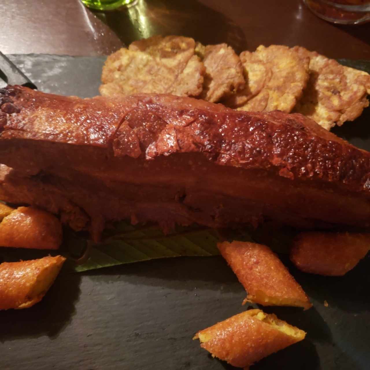 CHICHARRON CON PATACÓN Y BOLLO