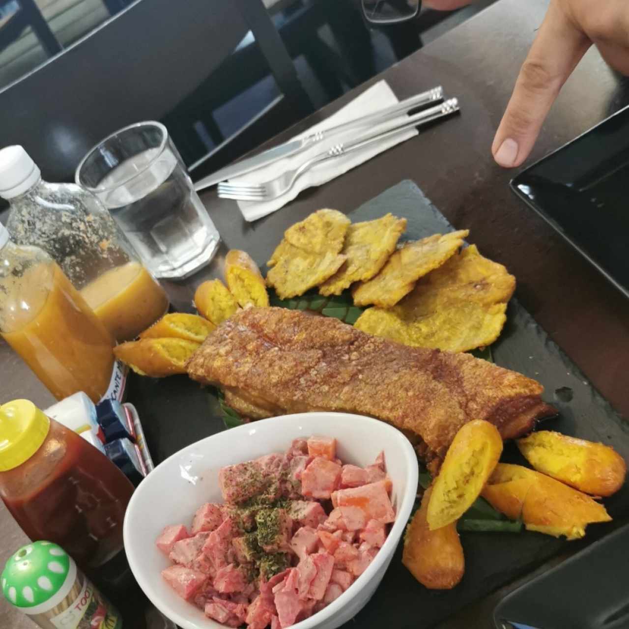 pork belly con ensalada de feria patacones y bollitos de maíz nuevo