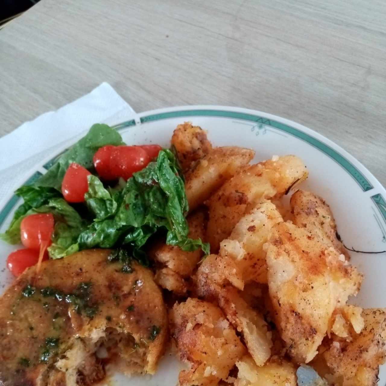 croqueta se bacalao, papas salteadas y ensalada