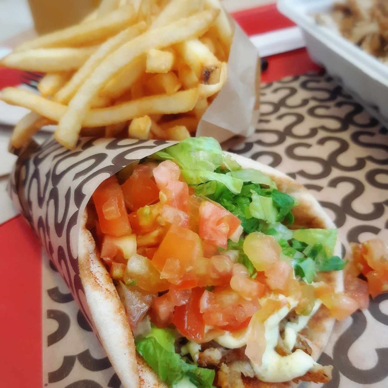 yeero pita de pollo con papas fritas