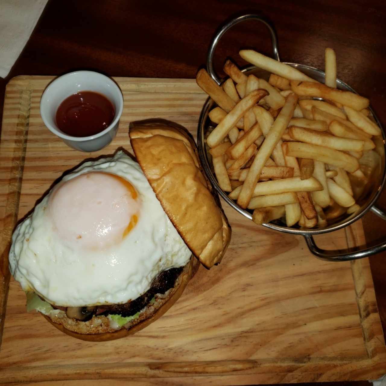 House Burger, lechuga, tomate, hongos, tocino, queso azul, huevo frito (