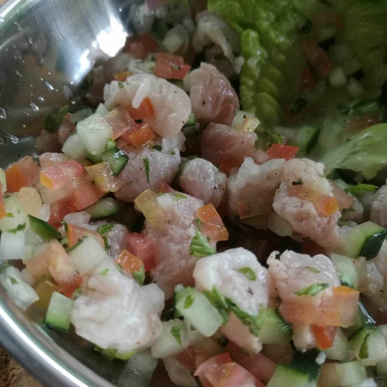 ceviche de pescado con tómate y cebollay otras delicias