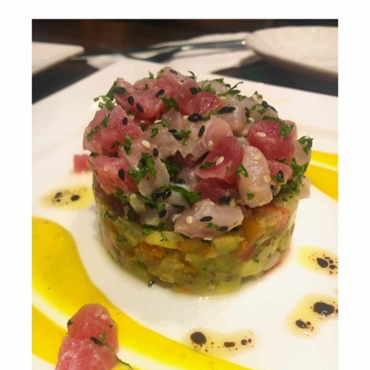 Tartar de atún y pescado, guacamole en trozos, totopos de maíz y alioli de azafrán