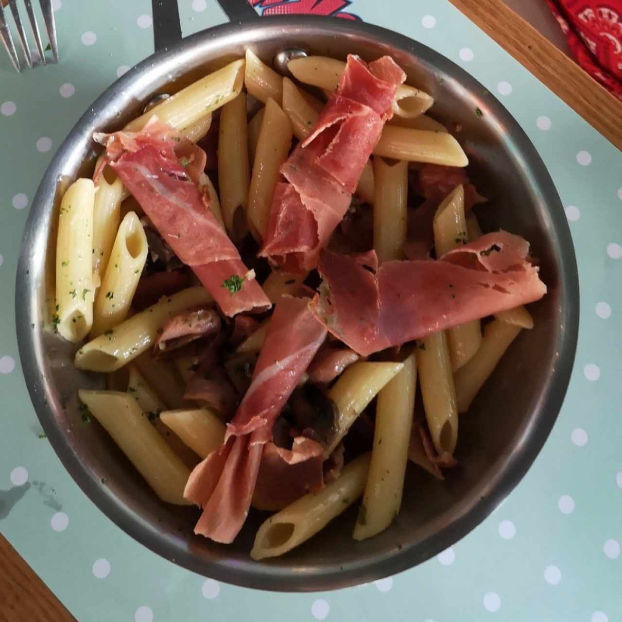 Pasta con hongos y prosciutto