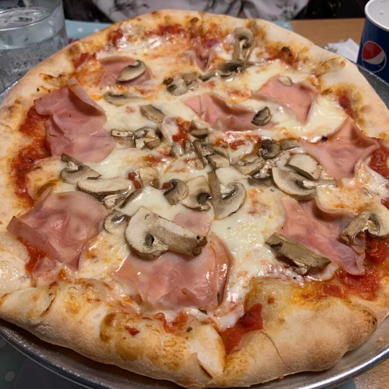 Pizza de jamón y hongos