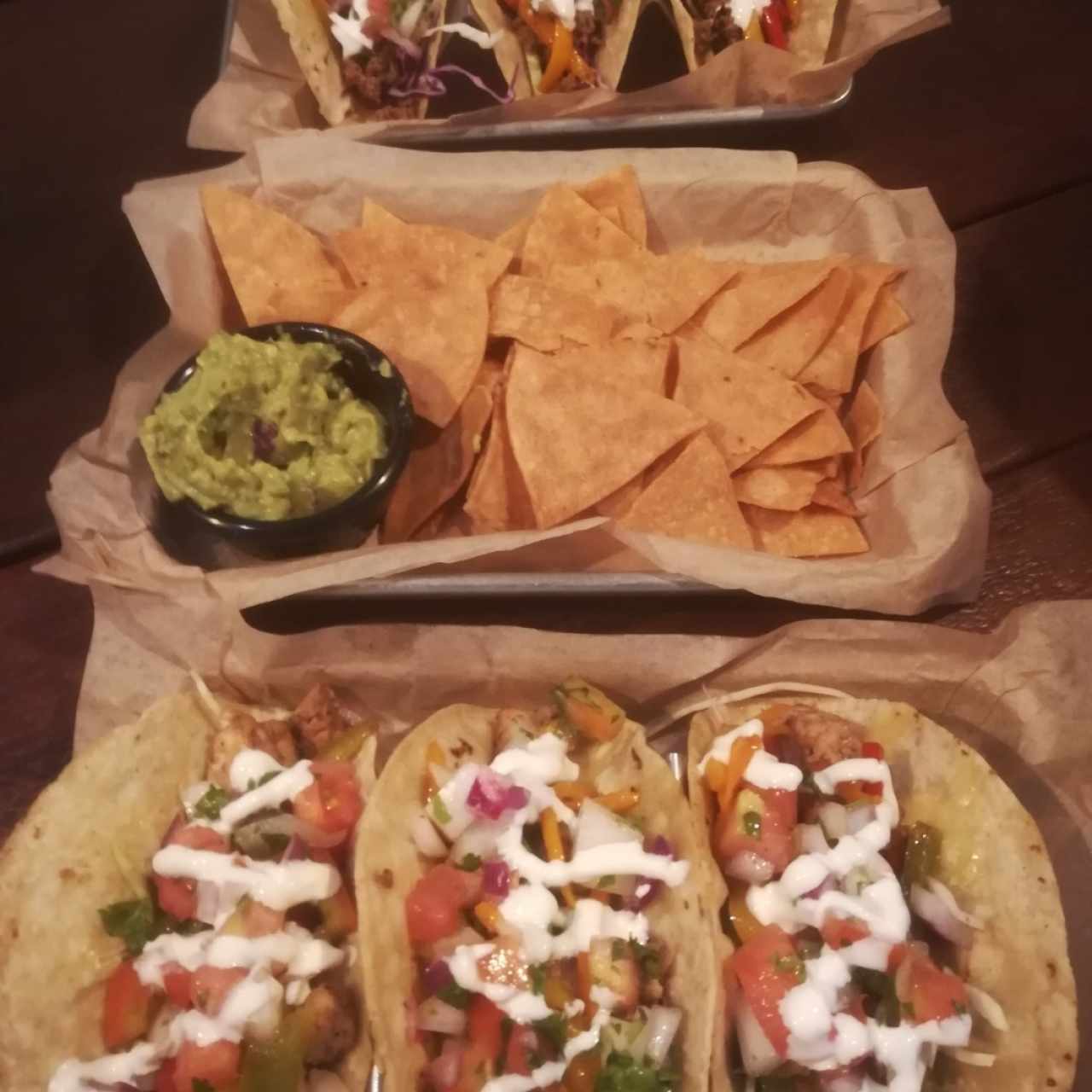 Fish Tacos y Nachos con Guacamole