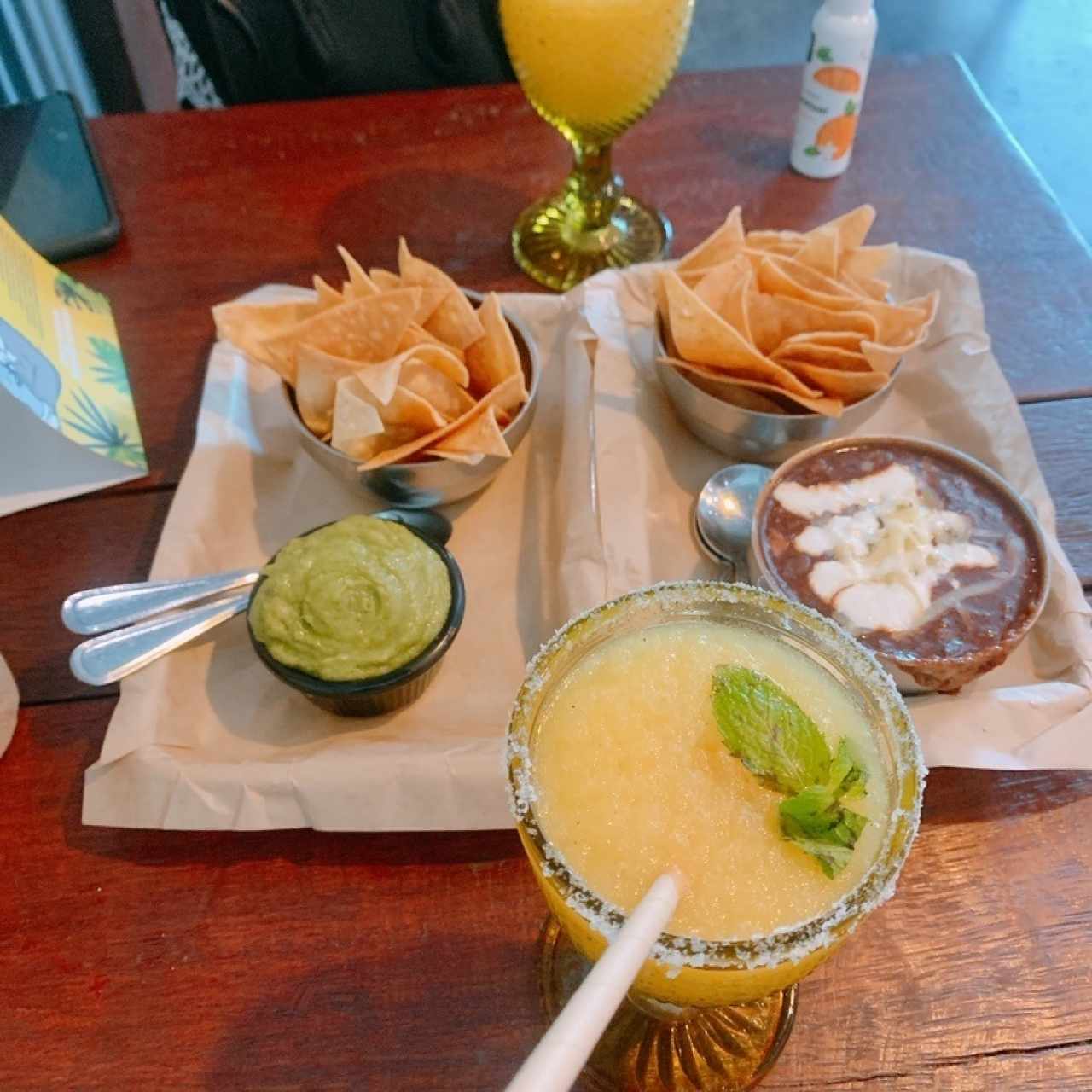 guacamole and chips y chilli 