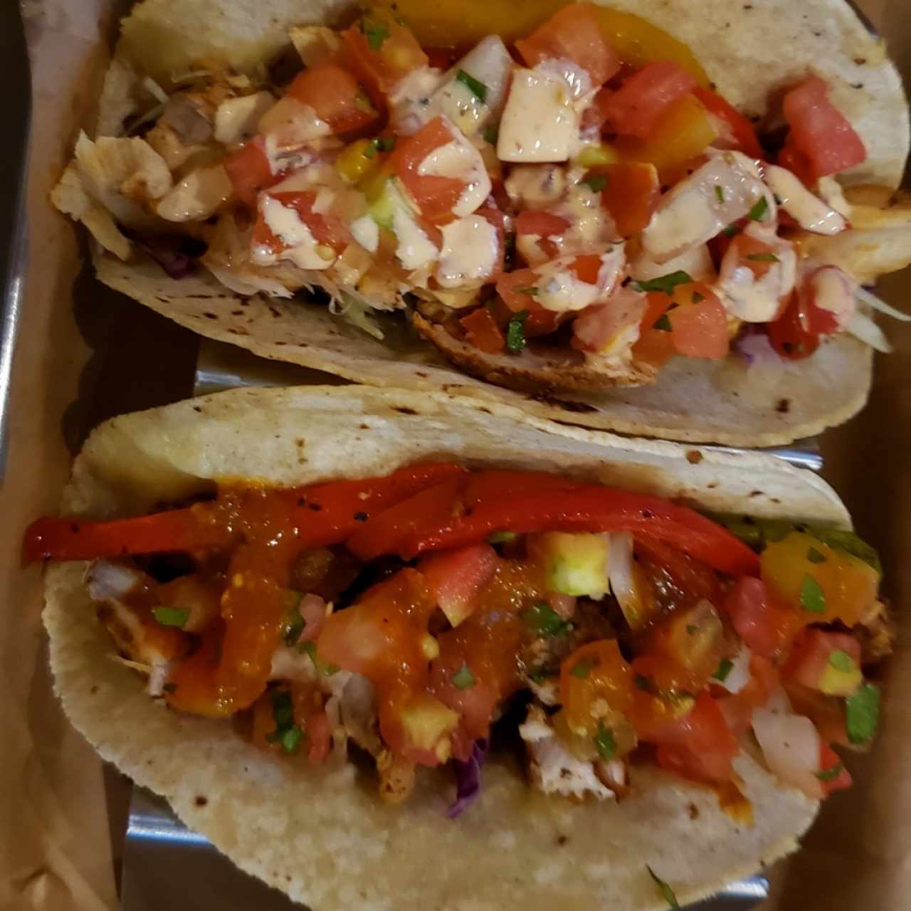 Taco de Pámpalo ahumado uno con salsa chipotle y otro con salsa picante 