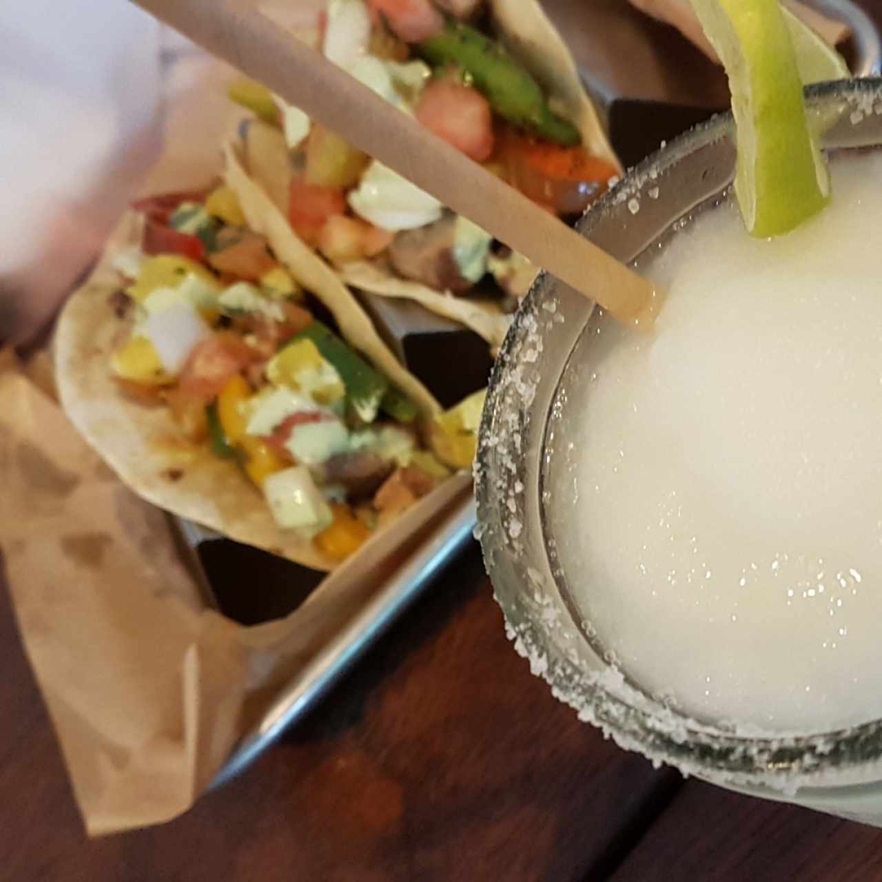 Margarita con tacos de atun