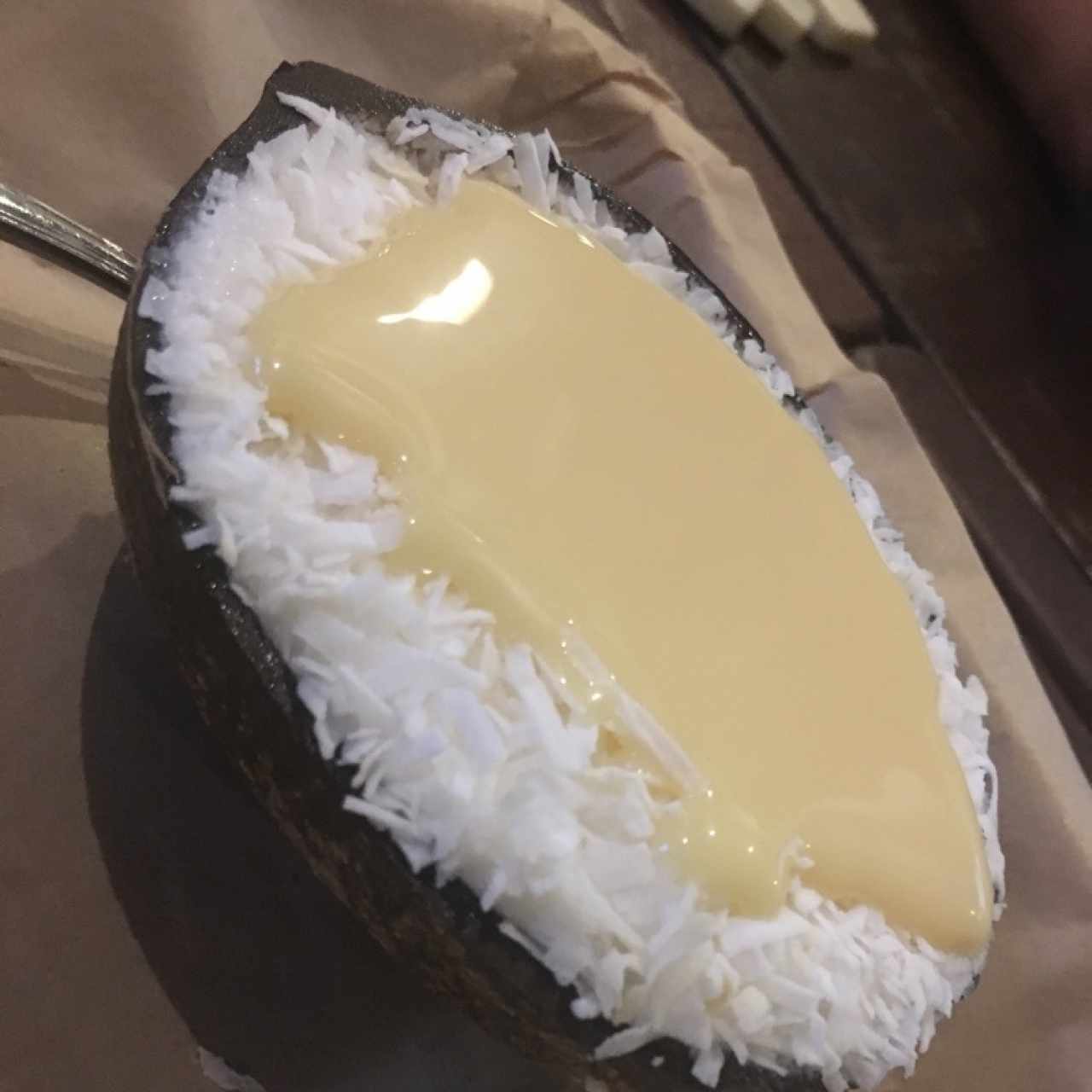 sorbeto de coco bañado en leche condensada