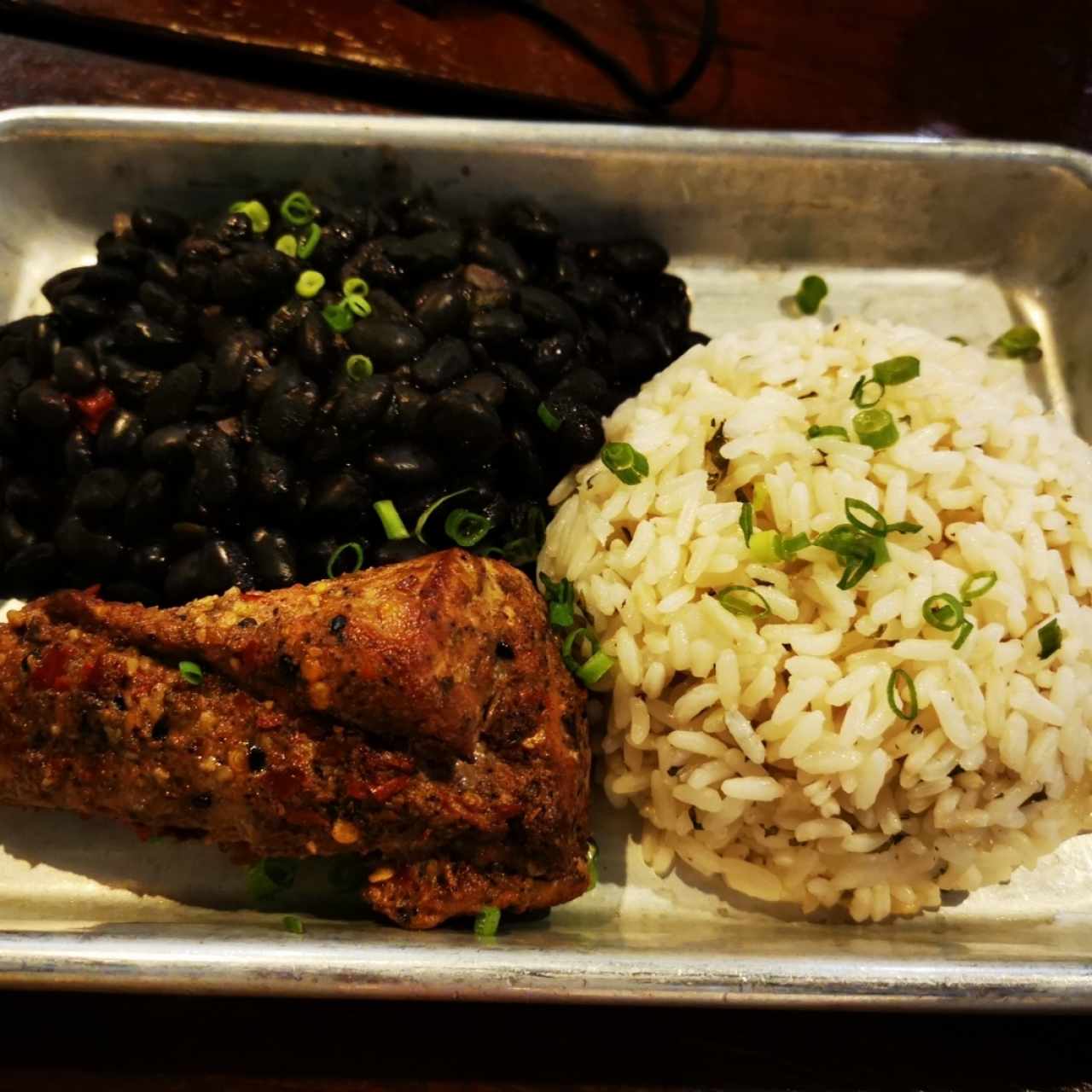 Atún ahumado con frijoles negros y arroz