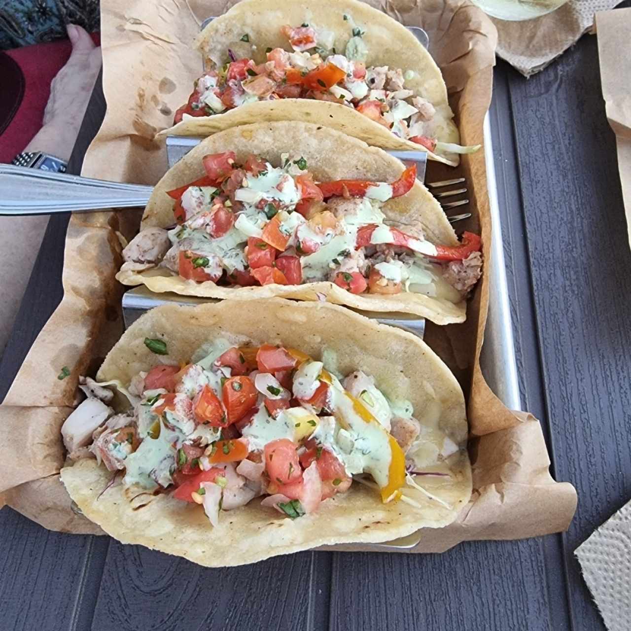 tacos de pescado con salsa chipotle