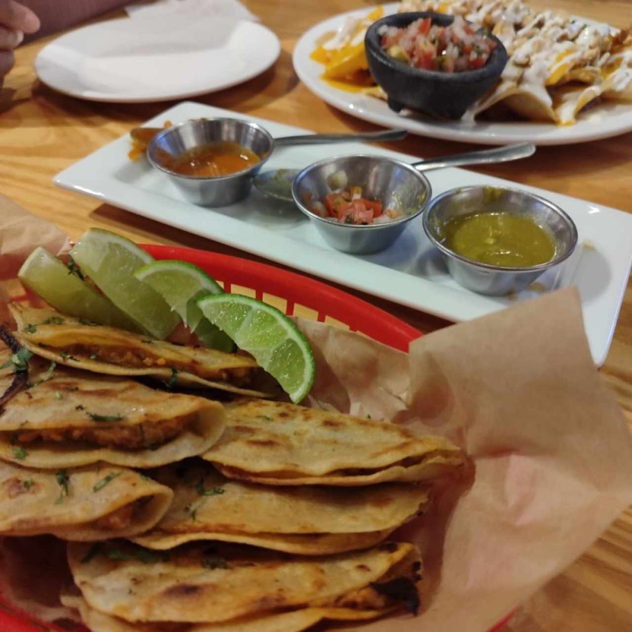 Nachos y Chicharrón prensado