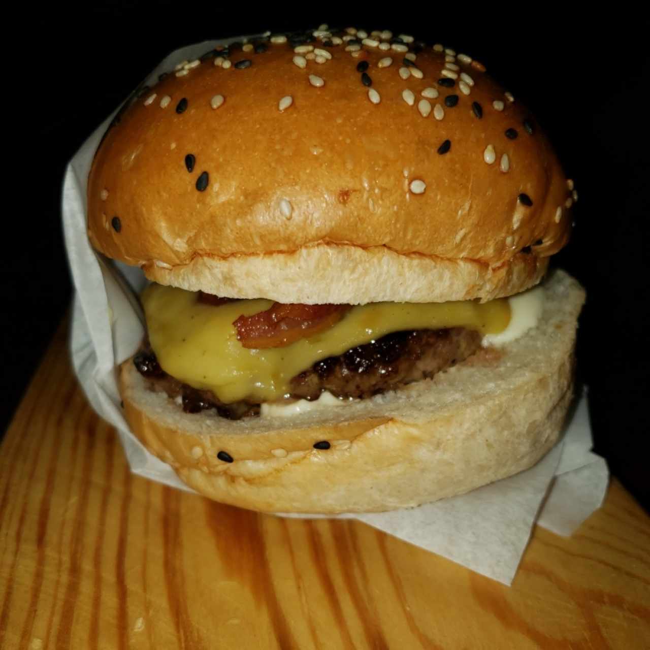 Hamburguesa con queso y tocino