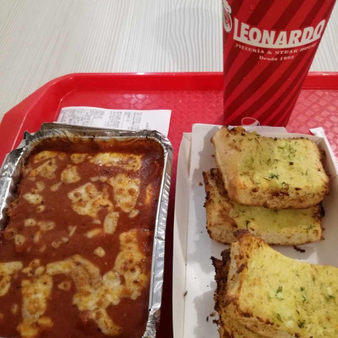 lasaña de carne con pan de ajo